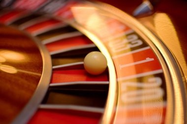 Live Dragon Hatch table at wigobet with dealer and multiple players